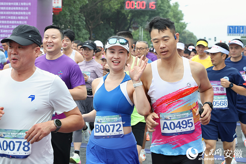 区的热情与, 却尽显专业 区的热情与, 却尽显专业